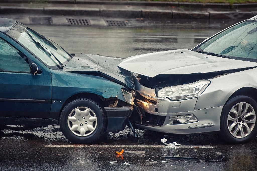 2 cars in a head on accident in the rain